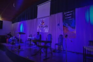 Asamblea de Dios Adorando al Rey